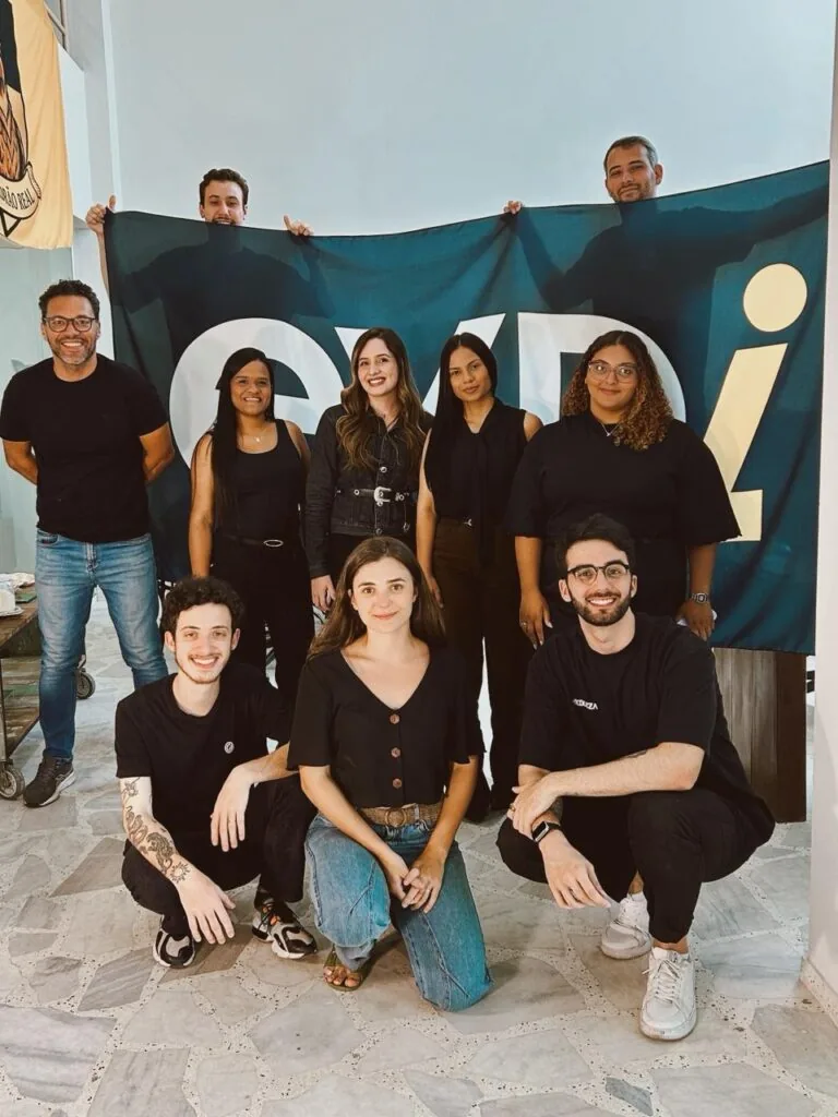 Equipe da Exdi reunida no escritório da agência